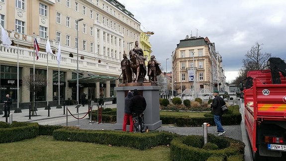FOTO: Na Hviezdoslavovom námestí vystavili bronzové súsošie Márie Terézie – ako sa vám tam pozdáva?