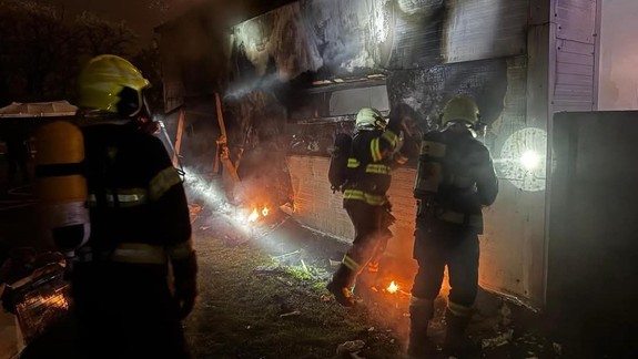 Hasiči zasahovali pri požiari garáže pod diaľničným obchvatom