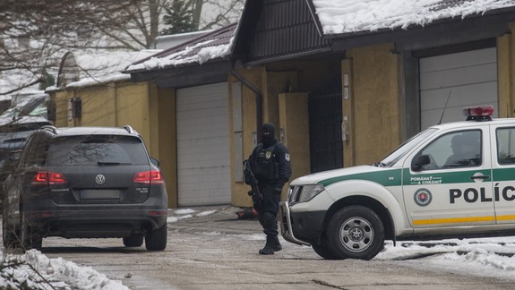 FOTO: V dome Ernesta Valka v Limbachu vykonáva polícia rekonštrukciu jeho vraždy