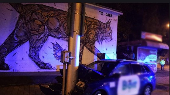 Hrozné: Taxikár vyrazil do ulíc úplne  opitý, auto rozbil na stĺpe