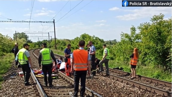 Polícia vedie pre tragickú zrážku vlaku s maloletými dievčatami trestné stíhanie