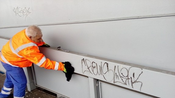 Viete, koľko stojí každoročne Bratislavu odstraňovanie grafitov?