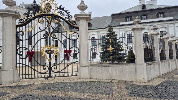 Aj nádvorie Prezidentského paláca už zdobí vianočný stromček, ide o 35-ročný smrek