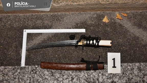 V rukách katany a nunčaky: V Dúbravke ohrozoval ľudí miestny "samuraj"