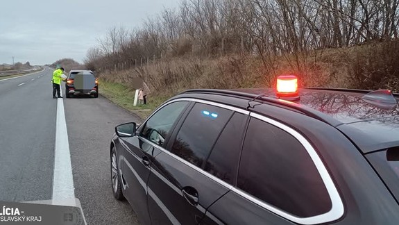 Viac ako 200 telefonátov: Policajti sa nenudili ani na Štedrý deň