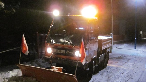 FOTO a VIDEO: V Čunove pomáha so zimnou údržbou aj záhadný miestny dobrovoľník...