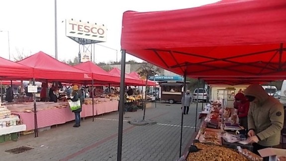 Farmárske trhy sa konať nemôžu, hoci vonku je asi menšie riziko nákazy než v plných hypermarketoch...