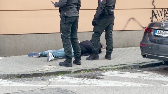Agresívny muž v centre Bratislavy: Pokrikoval na okoloidúcich, následne na nich vytiahol nôž