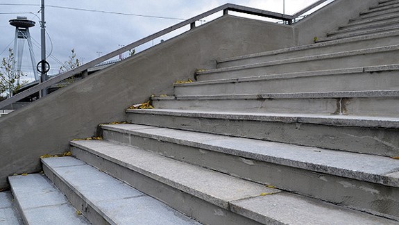 Jedny schody na Most SNP opravili, ďalšie dvoje zostávajú poškodené
