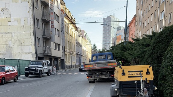 Ľudia nemajú šancu bezpečne prejsť Dunajskou ulicou, keď oba chodníky okupujú autá a stavebné mechanizmy