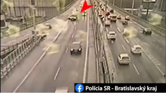 VIDEO: Vodič sanitky spôsobil nehodu a ušiel, zachytila ho kamera