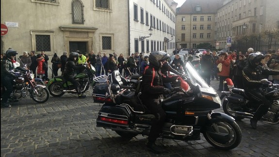 VIDEO: Mikulášska jazda končila v centre Bratislavy - motorkárov prišlo toľko, že sa nedali ani porátať