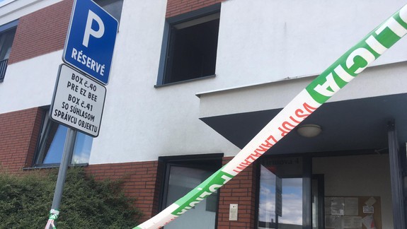 FOTO: Po víkendovom požiari bytového domu v Rusovciach zostali štyri rodiny na ulici...