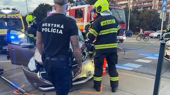 Vodiča museli z auta hasiči vystrihnúť: Zverejnili detaily vážnej nehody električky s Peugeotom v Dúbravke