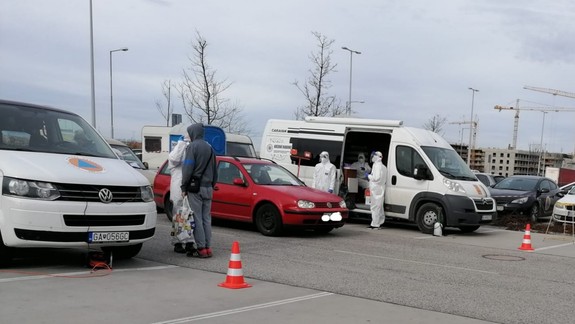 Koronavírus: Pribudlo cez 3-tisíc infikovaných a 95 obetí