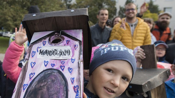 FOTO: Dúbravčania si dnes uctili hudobníka Deža Ursinyho vtáčími búdkami