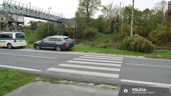 Videli ste túto nehodu na Lamačskej? Polícia žiada vodičov o pomoc