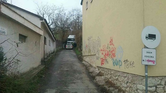 Ani tam, ani späť: V Dúbravke sa v úzkej uličke zasekol kamión