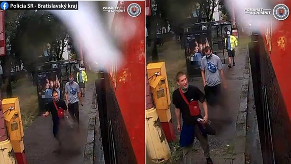 FOTO: Nepoznáte týchto mladíkov? Hľadajú ich pre rozbité sklo na dverách autobusu MHD...