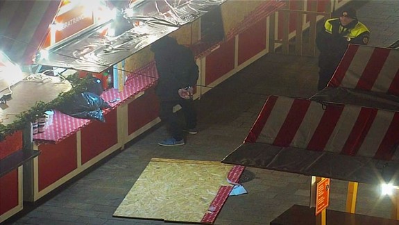 Zlodej na vianočných trhoch: Ernest sa vlámal do stánku, zbadali ho mestskí policajti