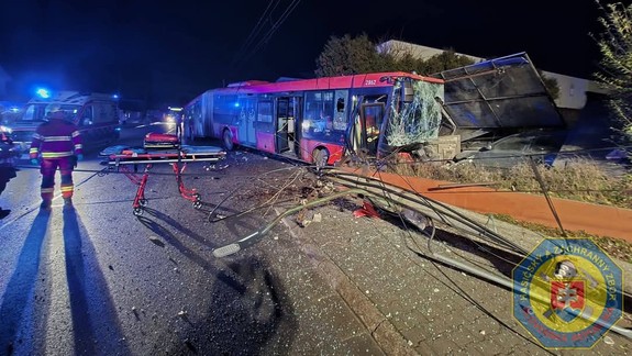 Zdemoloval prístrešok pri rodinnom dome: Vo Vrakuni havaroval autobus MHD