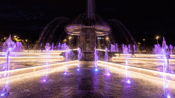 Tip na sobotu: Fontána Družba sa prvýkrát od svojho spustenia rozžiari farbami na tóny hudby Mariána Vargu