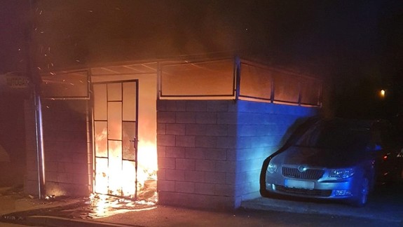 VIDEO V noci v Ružinove horelo kontajnerové stojisko, požiar zasiahol aj autá