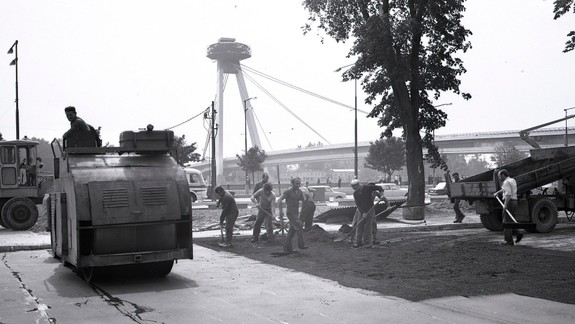 PREMENY BRATISLAVY: Súdruhovia tlačili na úspešné dokončenie Mosta SNP, montáž sa však zrazu zadrhla...