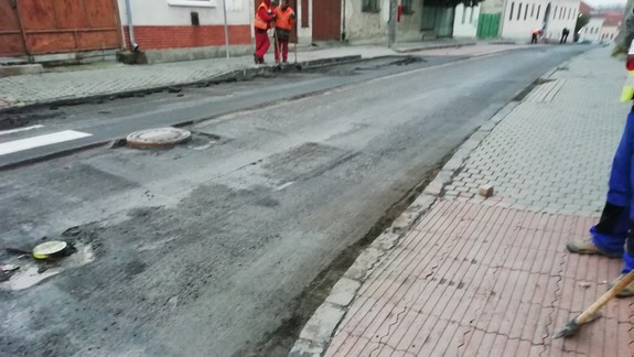 Neuveriteľné. Čerstvo položený asfalt v Devíne odfrézovali!