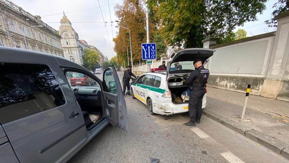 Na Štefánikovej ulici smerom na Pražskú sa zrazili tri autá