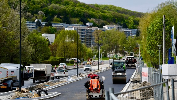 Na Harmincovej v Dúbravke majú chodci skomplikovaný pohyb