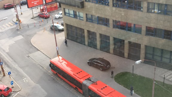 FOTO: Vodič zaparkoval svoje auto na zastávke MHD, ale podľa polície tým zákon neporušil!