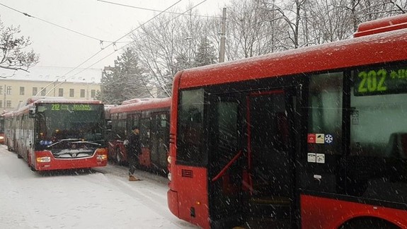 FOTO: Sneženie začína komplikovať premávku MHD vo viacerých lokalitách