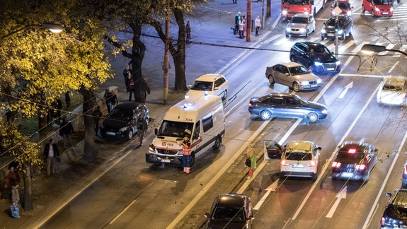 FOTO: Na Račianskom mýte bola dnes večer kuriózna nehoda - pozrite sa, kde došlo k zrážke dvoch áut!