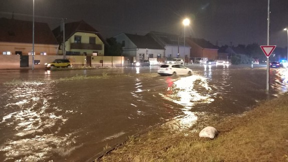 Bratislavu zasiahol výdatný dážď, Račiansku ulicu zaplavila voda