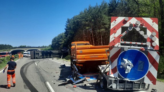 Nehoda: Na diaľnici D2 sa zrazil kamión s vozidlom cestárov