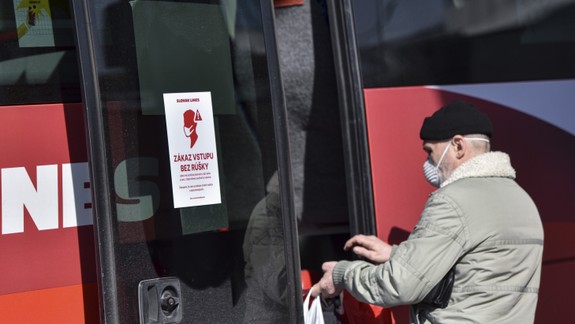 Aj v prímestských autobusoch budú musieť mať cestujúci na sebe ochranné rúška