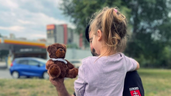 Rýchla reakcia priniesla šťastný koniec: Nezvestné 3-ročné dievčatko policajti našli do pol hodiny