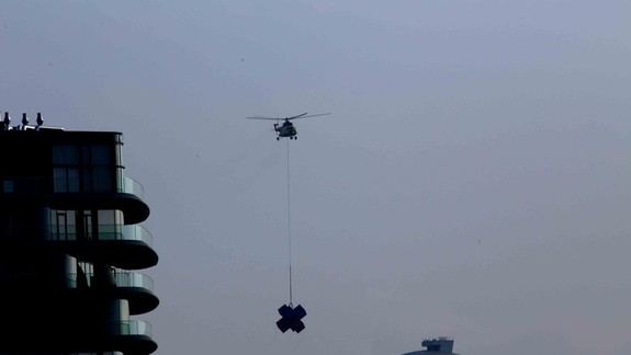 Umelecký objekt Kuvyt previezli vrtuľníkom z Tyršovho nábrežia do areálu bývalého PKO