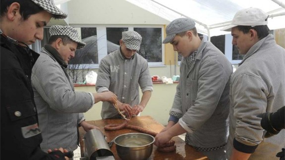 Študenti pripravili fašiangovú zabíjačku medzi panelákmi