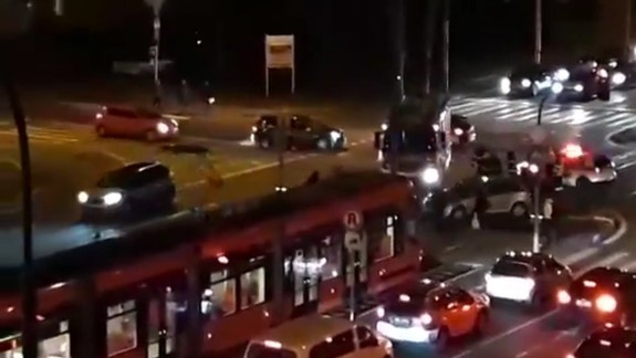 VIDEO: Auto sa zaseklo na koľajisku, v Dúbravke stáli električky