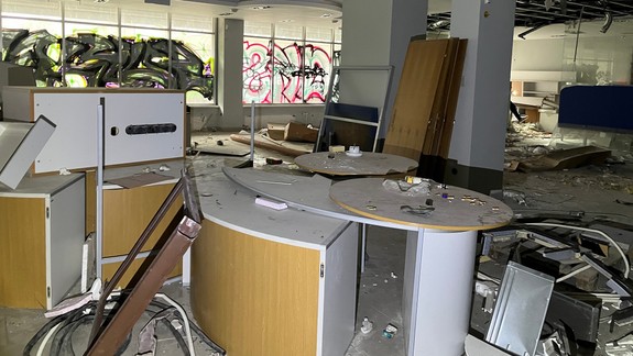 Výkaly, smrad i dokumenty: Schátranú budovu banky v Ružinove búrajú, pozrite si zábery z jej vnútra