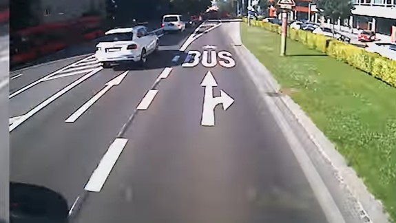 DPB si pochvaľuje: Nové bus pruhy na Karadžičovej a Legionárskej zrýchlili linky MHD, autá však stoja v kolóne