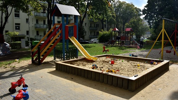 Hračky, ktoré zostávajú na ihriskách aj cez noc... Predstavujú riziko?