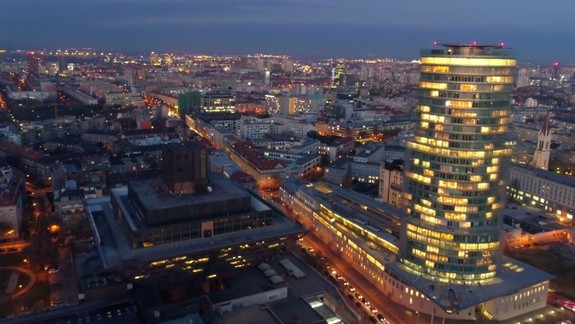 VIDEO: Poďme spolu lietať nad večernou Bratislavou – uvidíte aj to, čo je na streche budovy NBS...