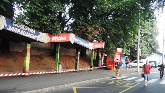 Pred Hlavnou stanicou odstránia zhnitý drevený prístrešok