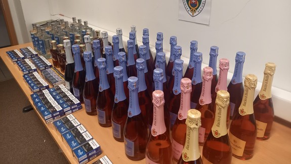Colníci na hraniciach zadržali vyše 170 balení cigariet a 120 fliaš alkoholu