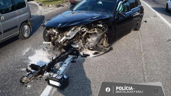 Nehoda v Petržalke: Vzduchom lietali plasty aj časť motora