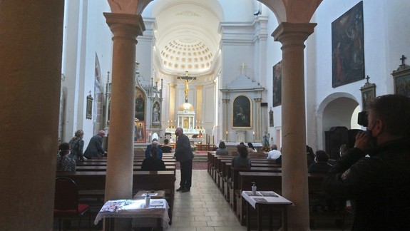 Devínsky kňaz Gavenda prežíva štedrú večeru s rodinou, potom cestuje do Bratislavy