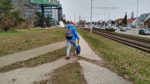 FOTO Hanba Bratislavy: Štvrť, kde zmizol chodník, ľudia sa brodia cez vodu a priechod je bezbariérový len spolovice